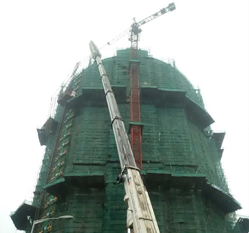 团风吊车在工地上作业